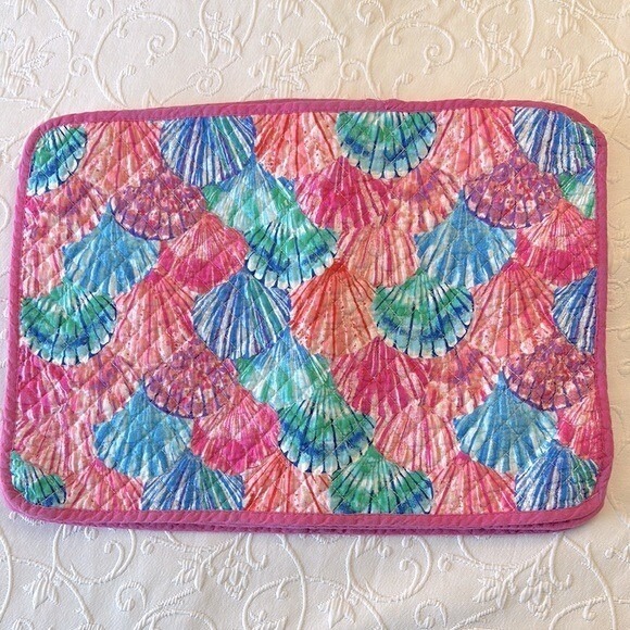 4 Sigrid Olsen Beachy Coastal Tropical Scallop Shell Pink/Blue Quilted Placemats - Picture 1 of 3
